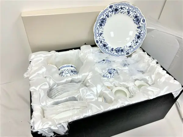 Blue Floral Pattern 24 Piece Porcelain Tea Set